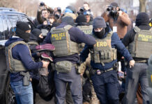 Unas 100 personas confrontan a agentes de ICE que tocan puerta a puerta en Minneapolis Unas 100 personas confrontan a agentes de ICE que tocan puerta a puerta en Minneapolis