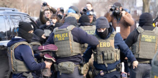 Unas 100 personas confrontan a agentes de ICE que tocan puerta a puerta en Minneapolis Unas 100 personas confrontan a agentes de ICE que tocan puerta a puerta en Minneapolis