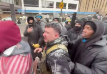 Manifestantes en pro y en contra de ICE chocan durante redada migratoria en Minneapolis Manifestantes a favor y en contra de ICE se enfrentan durante redada migratoria en Minneapolis