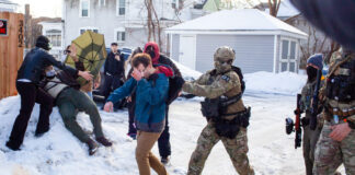 Una orden judicial impide que agentes de ICE tomen represalias contra manifestantes Una orden judicial impide que agentes de ICE tomen represalias contra manifestantes