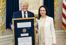 Trump posa con la medalla del Nobel en su reunión con María Corina Machado Trump posa con la medalla del Nobel en su reunión con María Corina Machado