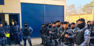 Pandilleros se amotinan en penales de Guatemala; mantienen 9 guardias de rehenes Pandilleros se amotinan en penales de Guatemala; mantienen 9 guardias de rehenes