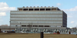 Kristi Noem limita visitas de supervisión a centros de detención; demócratas protestan Noem limita visitas de supervisión a instalaciones de inmigración; demócratas protestan