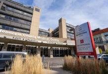 Paciente es confrontado por agentes de inmigración que esperaron 24 horas a su lado Paciente es confrontado por agentes de inmigración que esperaron 24 horas a su lado