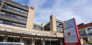 Paciente es confrontado por agentes de inmigración que esperaron 24 horas a su lado Paciente es confrontado por agentes de inmigración que esperaron 24 horas a su lado