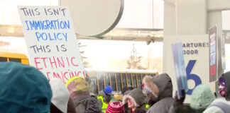 Alrededor de 100 detenidos en protestas contra ICE frente al aeropuerto Minneapolis-Saint Paul Alrededor de 100 detenidos en protestas contra ICE frente al aeropuerto Minneapolis-Saint Paul