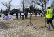Activistas hacen vigilias afuera de las instalaciones del ICE de Massachusetts Activistas hacen vigilias afuera de las instalaciones del ICE de Massachusetts