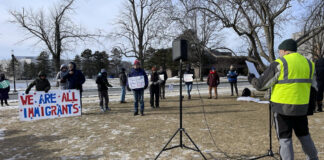 Activistas hacen vigilias afuera de las instalaciones del ICE de Massachusetts Activistas hacen vigilias afuera de las instalaciones del ICE de Massachusetts