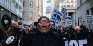 Reciben con protestas a Kristi Noem en Nueva York tras asesinato de ICE en Minneapolis Reciben con protestas a Kristi Noem en Nueva York tras asesinato de ICE en Minneapolis
