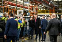 Suspenden a empleado de Ford que retó a Trump, quien le respondió con una seña obscena Suspenden a empleado de Ford que retó a Trump, quien le respondió con una seña obscena