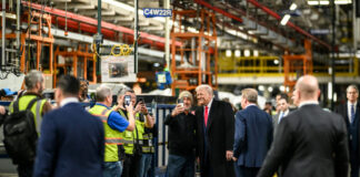 Suspenden a empleado de Ford que retó a Trump, quien le respondió con una seña obscena Suspenden a empleado de Ford que retó a Trump, quien le respondió con una seña obscena