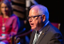 El gobernador Walz se retira de la carrera por la gobernación de Minnesota en 2026 El gobernador Walz se retirará de la carrera por la gobernación de Minnesota en 2026