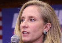 La gobernadora demócrata Abigail Spanberger acusa a Trump de aumentar los costos y el caos La gobernadora demócrata Abigail Spanberger acusa a Trump de aumentar los costos y el caos