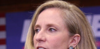 La gobernadora demócrata Abigail Spanberger acusa a Trump de aumentar los costos y el caos La gobernadora demócrata Abigail Spanberger acusa a Trump de aumentar los costos y el caos