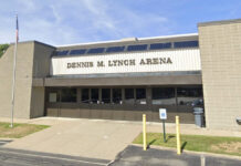 Un “buen samaritano” puso fin al tiroteo mortal en pista de hielo de Rhode Island Un "buen samaritano" puso fin al tiroteo mortal en pista de hielo de Rhode Island