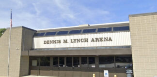 Un “buen samaritano” puso fin al tiroteo mortal en pista de hielo de Rhode Island Un "buen samaritano" puso fin al tiroteo mortal en pista de hielo de Rhode Island