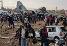 Avión militar con miles de pesos se accidenta en Bolivia; la policía evita la rapiña Avión militar con miles de pesos se accidenta en Bolivia; la policía evita la rapiña