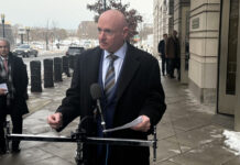 Un juez federal bloquea el intento de Hegseth de degradar al senador Mark Kelly Un juez federal bloquea el intento de Hegseth de degradar al senador Mark Kelly