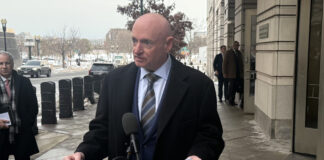 Un juez federal bloquea el intento de Hegseth de degradar al senador Mark Kelly Un juez federal bloquea el intento de Hegseth de degradar al senador Mark Kelly