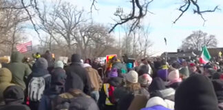 Arrestan a docenas de manifestantes en Minneapolis; protestaban por la muerte de Renee Good Arrestan a docenas de manifestantes en Minneapolis; protestaban por la muerte de Renee Good