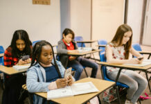 Política estatal prohibirá a estudiantes usar teléfonos celulares durante horario escolar Política estatal prohibirá a estudiantes usar teléfonos celulares durante horario escolar