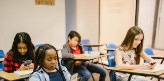 Política estatal prohibirá a estudiantes usar teléfonos celulares durante horario escolar Política estatal prohibirá a estudiantes usar teléfonos celulares durante horario escolar