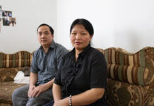 Thi Dua Vang, refugiada hmong de Minnesota, queda varada en Texas tras ser liberada por ICE Thi Dua Vang, refugiada hmong de Minnesota, queda varada en Texas tras ser liberada por ICE