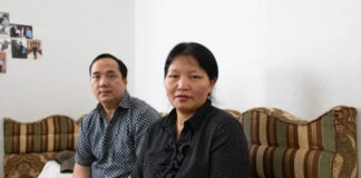 Thi Dua Vang, refugiada hmong de Minnesota, queda varada en Texas tras ser liberada por ICE Thi Dua Vang, refugiada hmong de Minnesota, queda varada en Texas tras ser liberada por ICE