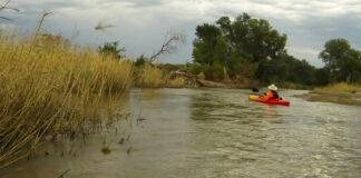 Proyecto de ley en Kansas castiga a las personas sin hogar y tipifica como delito el kayakismo Proyecto de ley en Kansas castiga a las personas sin hogar y tipifica como delito el kayakismo