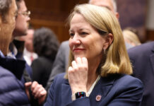 Legisladores republicanos condenan a Kris Mayes por advertir sobre agentes de ICE Legisladores republicanos condenan a Kris Mayes por advertir sobre agentes de ICE