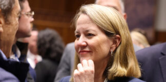 Legisladores republicanos condenan a Kris Mayes por advertir sobre agentes de ICE Legisladores republicanos condenan a Kris Mayes por advertir sobre agentes de ICE