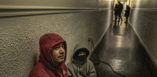 lnmigrantes de Nashville se refugian en casas heladas con mucho frío y miedo de irse lnmigrantes de Nashville se refugian en casas heladas con mucho frío y miedo de irse