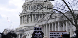 Minnesotanos viajan a Washington para presionar por recortes en la financiación de ICE Minnesotanos viajan a Washington para presionar por recortes en la financiación de ICE