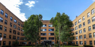 La verdadera historia detrás de la redada de ICE en un edificio de apartamentos de Chicago La verdadera historia detrás de la redada de ICE en un edificio de apartamentos de Chicago