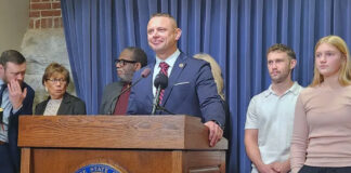 Senador republicano de Illinois presiona para prohibir el aborto, pierde puesto de liderazgo Senador republicano de Illinois presiona para prohibir el aborto, pierde puestos de liderazgo