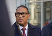 30 personas son acusadas por protestar en iglesia de donde el pastor es funcionario de ICE