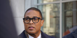 30 personas son acusadas por protestar en iglesia de donde el pastor es funcionario de ICE