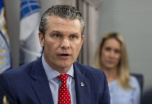 Excluyen a periodistas de conferencias por publicar fotos poco favorables de Pete Hegseth Excluyen a periodistas de conferencias por publicar fotos poco favorables de Pete Hegseth