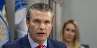 Excluyen a periodistas de conferencias por publicar fotos poco favorables de Pete Hegseth Excluyen a periodistas de conferencias por publicar fotos poco favorables de Pete Hegseth