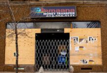 El gobierno federal dificulta que los inmigrantes envíen dinero a sus familiares El gobierno federal dificulta que los inmigrantes envíen dinero a sus familiares