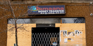 El gobierno federal dificulta que los inmigrantes envíen dinero a sus familiares El gobierno federal dificulta que los inmigrantes envíen dinero a sus familiares