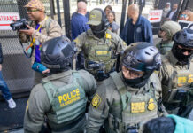 Estados “azules” buscan prohibir agentes de ICE en las urnas, por temores de intimidación Estados "azules" buscan prohibir agentes de ICE en las urnas, por temores de intimidación