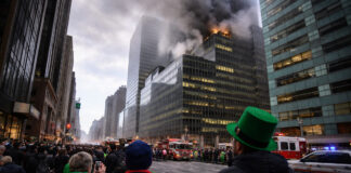 Se incendia edificio en Manhattan, Nueva York, en pleno desfile de Saint Patrick’s Day Se incendia edificio en Manhattan, Nueva York, en pleno desfile de Saint Patrick's Day