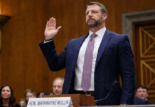 Mullin promete “proteger a todos” al asumir el cargo en el Departamento de Seguridad Nacional Mullin promete "proteger a todos" al asumir el cargo en el Departamento de Seguridad Nacional