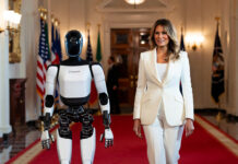 Melania Trump aparece en cumbre sobre tecnología acompañada por el robot humanoide Figure 3 Melania Trump aparece en cumbre sobre tecnología acompañada por el robot humanoide Figure 3