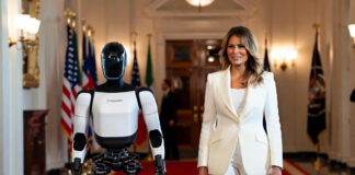 Melania Trump aparece en cumbre sobre tecnología acompañada por el robot humanoide Figure 3 Melania Trump aparece en cumbre sobre tecnología acompañada por el robot humanoide Figure 3