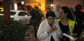 Misil de racimo iraní impacta en edificio residencial cerca del aeropuerto de Tel Aviv, Israel Misil de racimo iraní impacta en edificio residencial cerca del aeropuerto de Tel Aviv, Israel