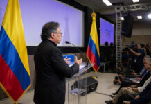 Gustavo Petro denuncia que Ecuador bombardea a Colombia; hallan bomba en zona fronteriza Gustavo Petro denuncia que Ecuador bombardea a Colombia; hallan bomba en zona fronteriza