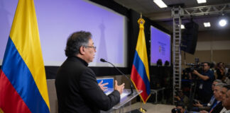 Gustavo Petro denuncia que Ecuador bombardea a Colombia; hallan bomba en zona fronteriza Gustavo Petro denuncia que Ecuador bombardea a Colombia; hallan bomba en zona fronteriza