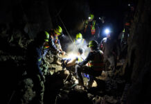 Rescatan con vida al primer trabajador de la mina colapsada Santa Fe en Sinaloa Rescatan con vida al primer trabajador de la mina colapsada Santa Fe en Sinaloa